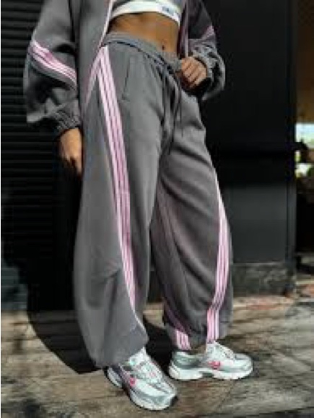NWT Women’s Grey and Pink Striped Barrel Sweatpants Size M - Picture 2 of 4